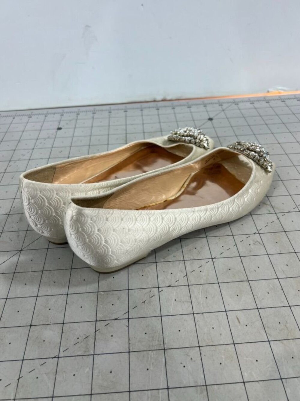 Badgley Mischka Ivory Satin Embellished Flats Peep Toe Sz. 6.5 Leather Sole ~ - Picture 4 of 7